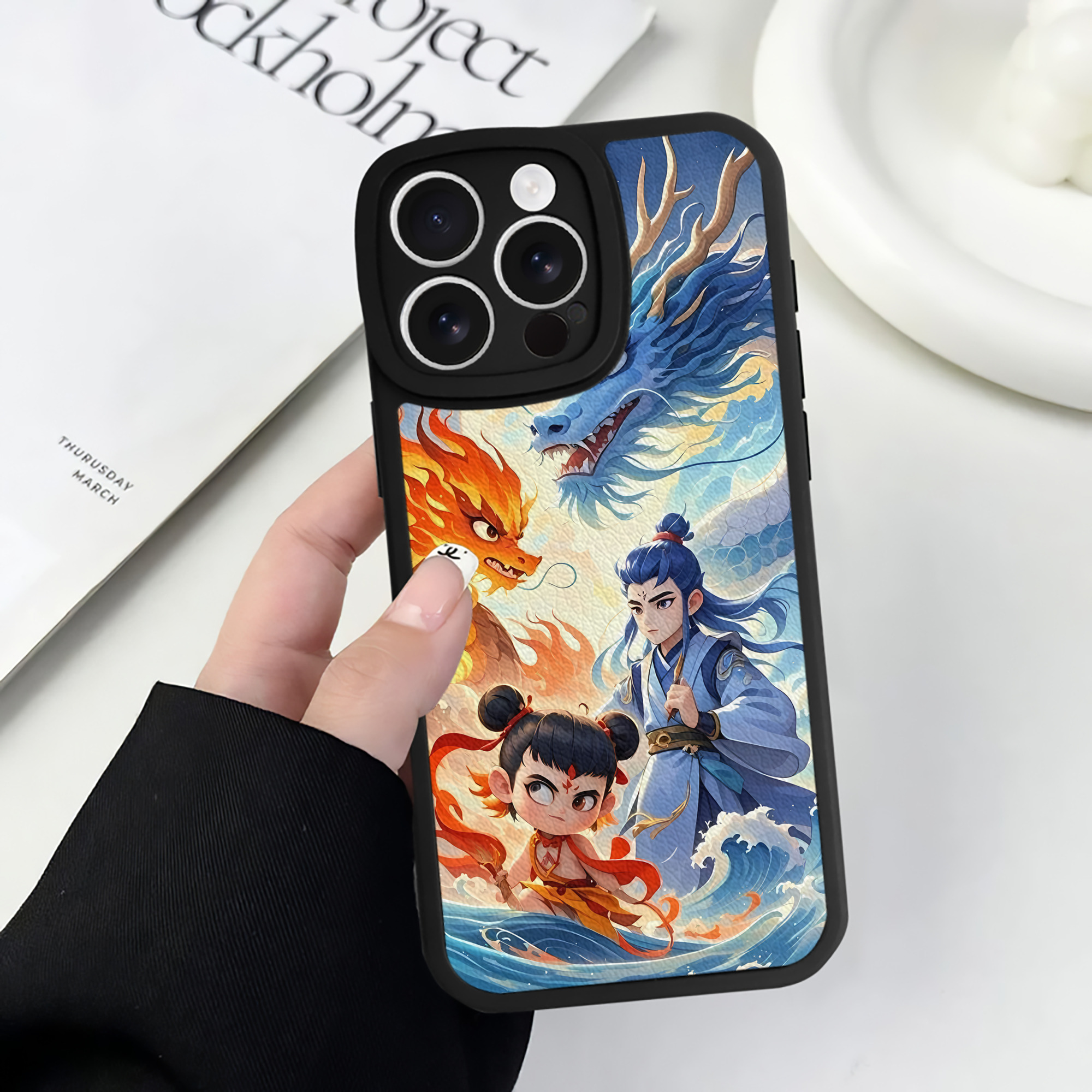 （画像用） Ne Zha 2 ナタ 魔童の大暴れ 【iPhone 16シリーズ対応】シリコンスマホケース（レザー調） 材質：シリコン